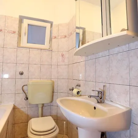 Remarkable 2-bed In Okrug Gornji * Trogir