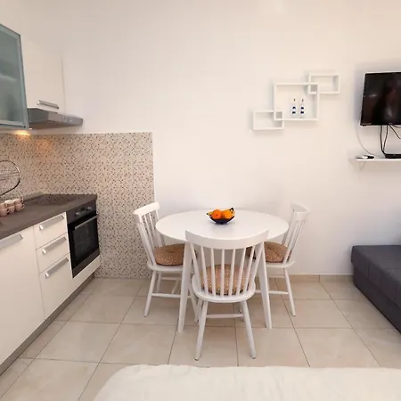 Remarkable 2-bed Апартаменты Трогир