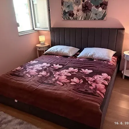 Remarkable 2-bed In Okrug Gornji